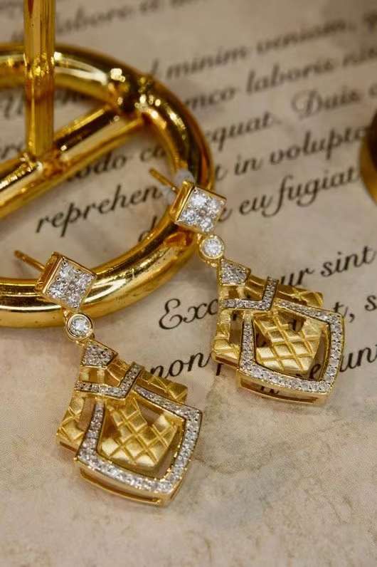 Diamond & 18k gold earrings geometric row diamonds design earring women